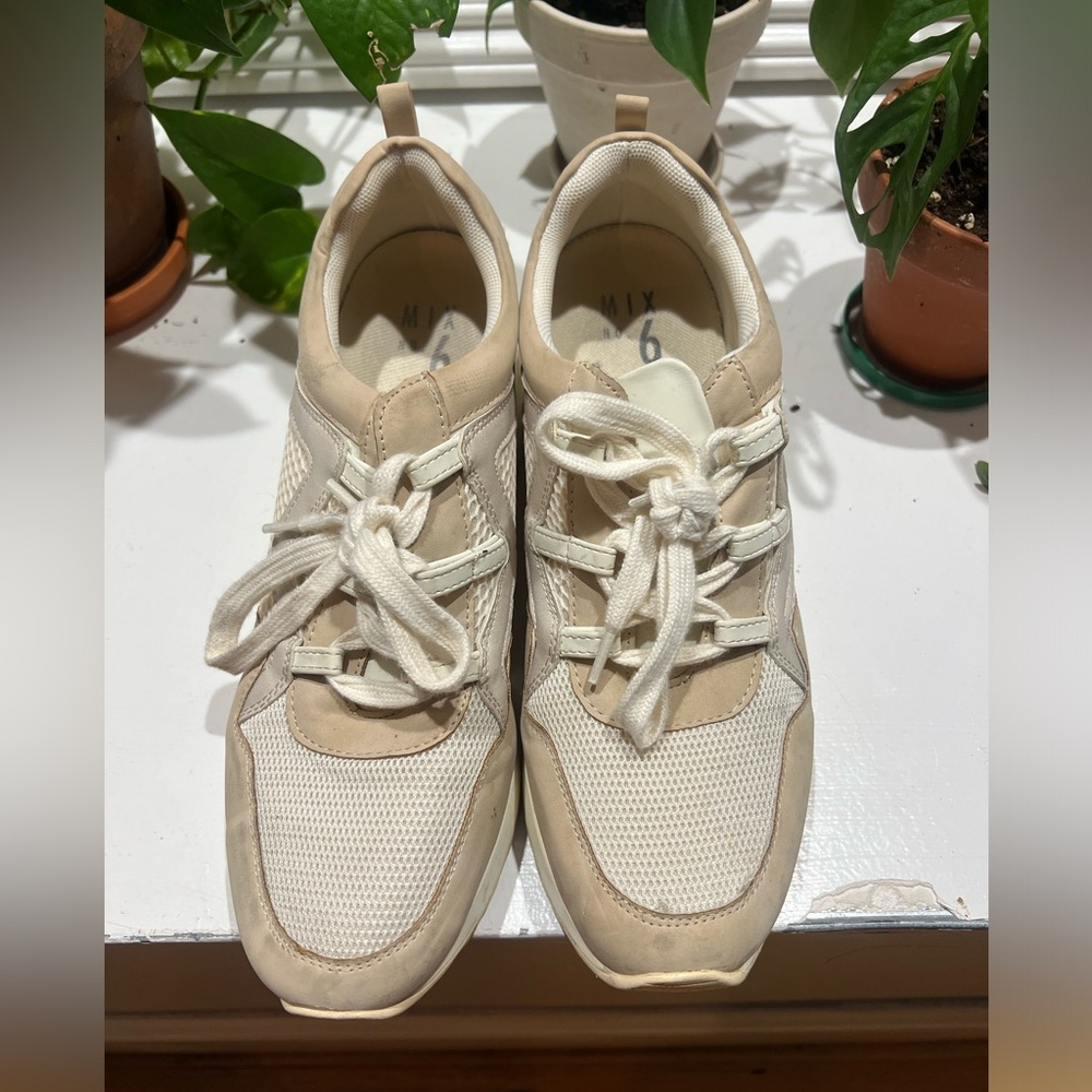 Wedge sneakers tan and white